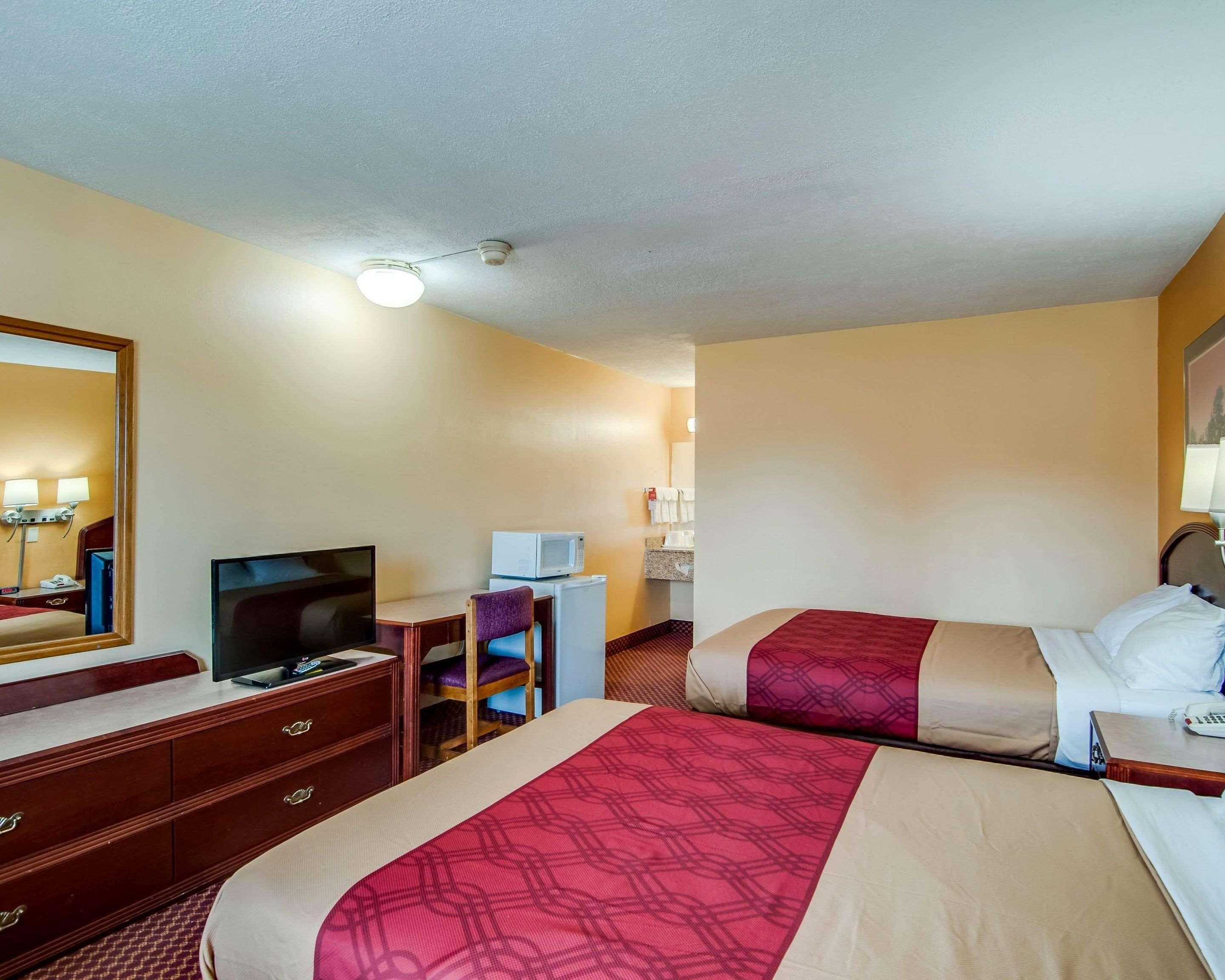 Econo Lodge Near Bluefield College Buitenkant foto