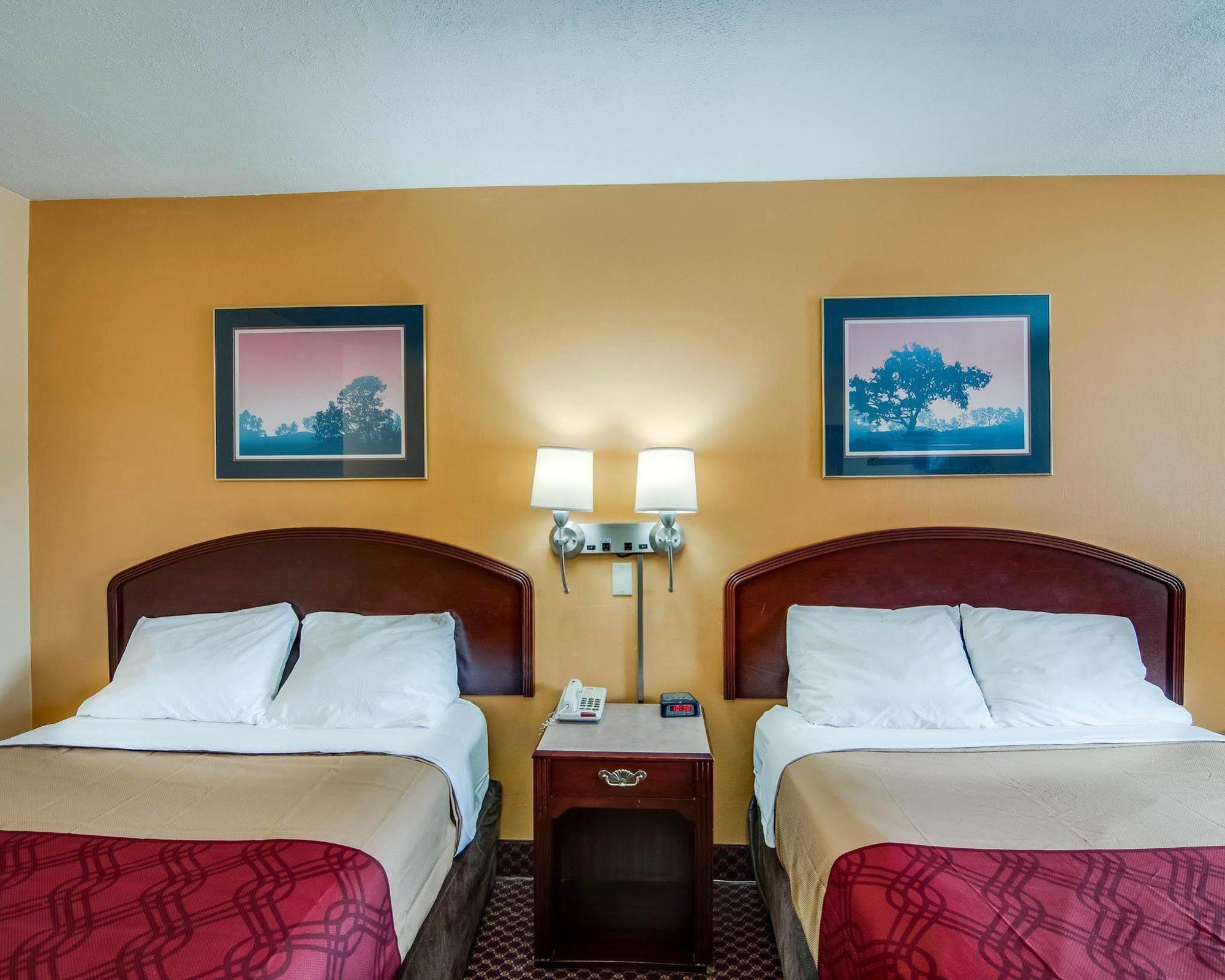 Econo Lodge Near Bluefield College Buitenkant foto