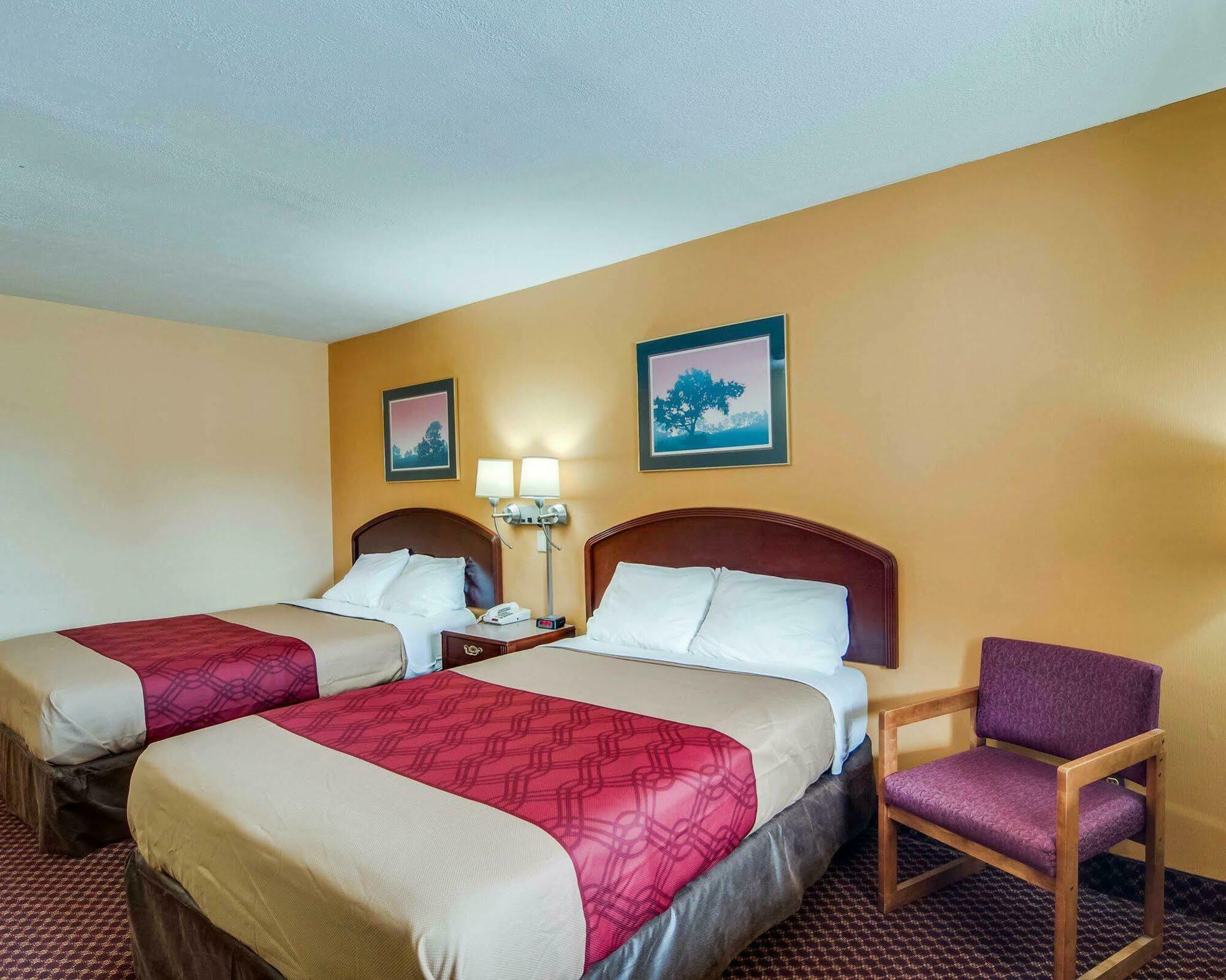 Econo Lodge Near Bluefield College Buitenkant foto