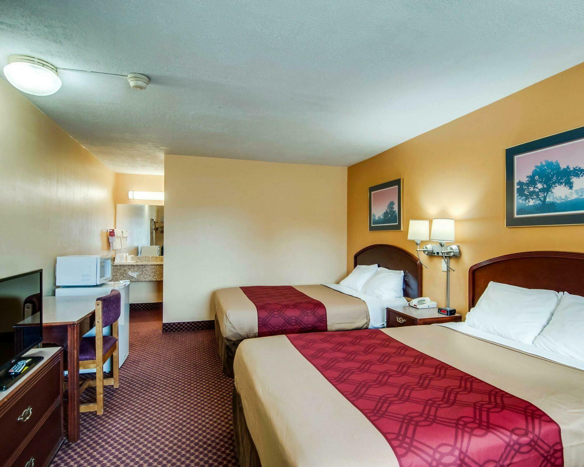Econo Lodge Near Bluefield College Buitenkant foto